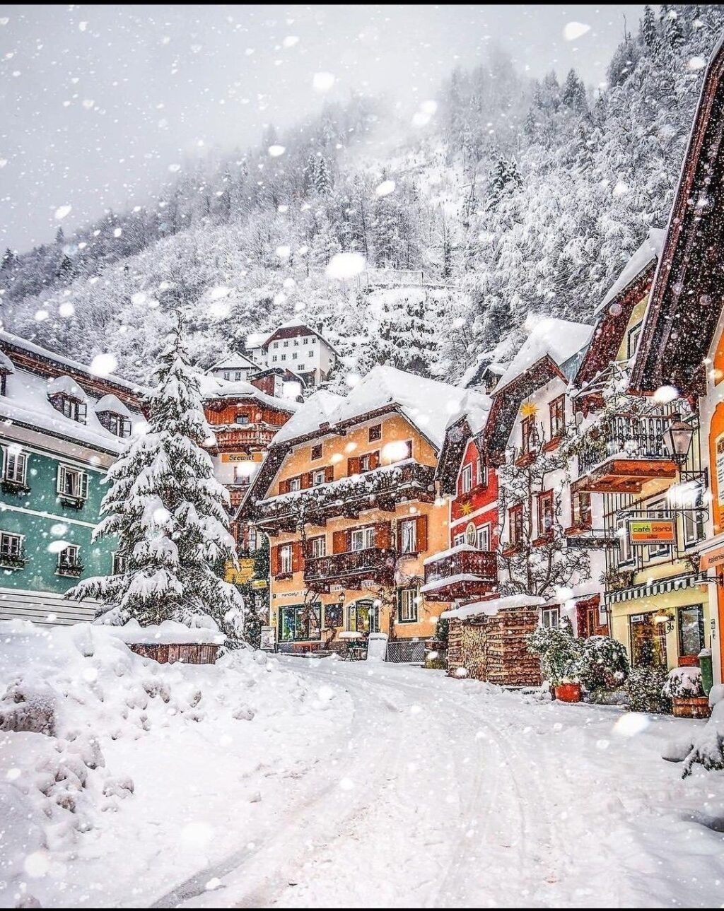 Hallstatt winter in fairytale town - Hallstatt Austria