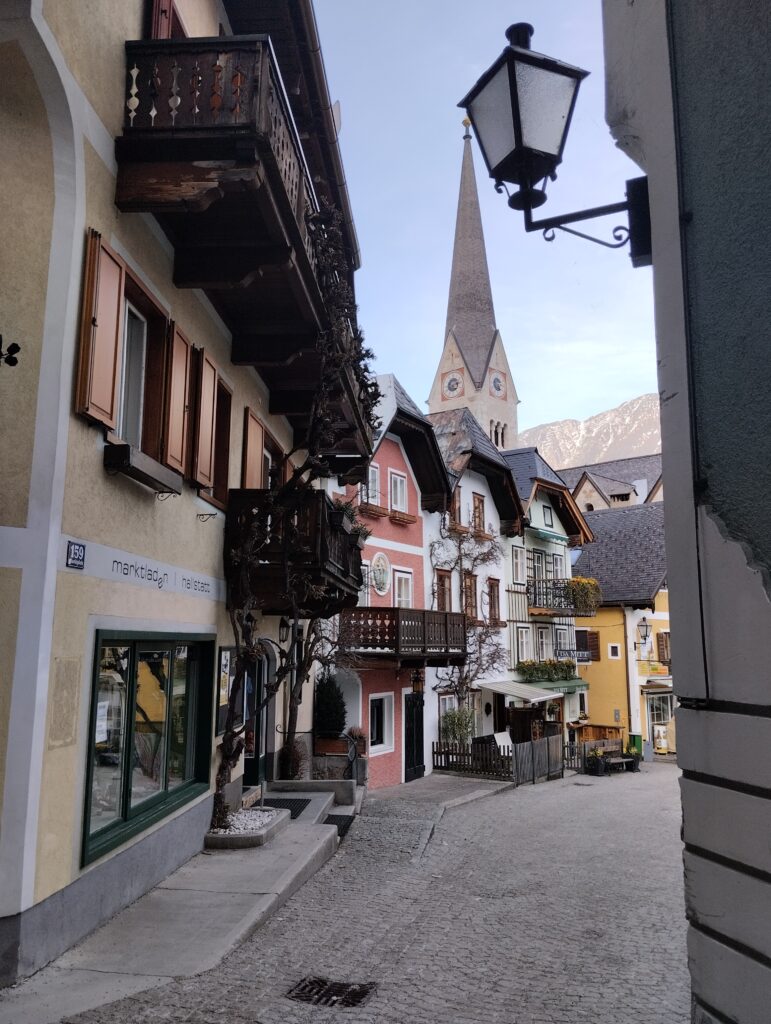 empty marktplatz Hallstatt in winter