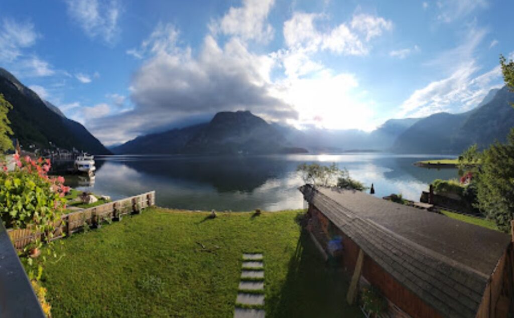 Boutiquehotel Strand Hallstatt private beach