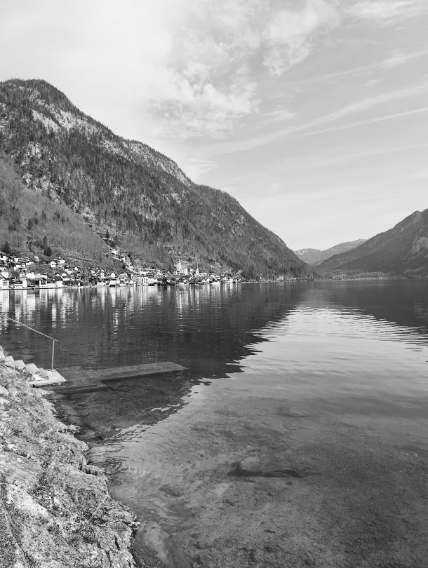 badeinsel Hallstatt - black and white view of the town