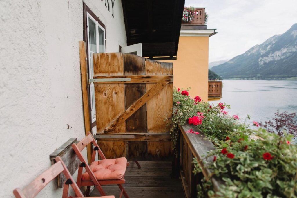 view from the balcony on lake Hallstatt - Gasthof Simony
