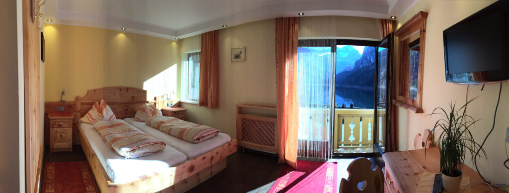double room with balcony and view of gosausee