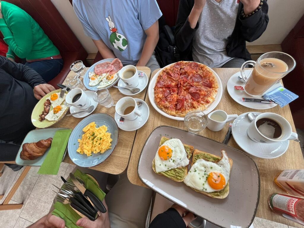 Seecafe Hallstatt - toast, eggs, pizza, coffee