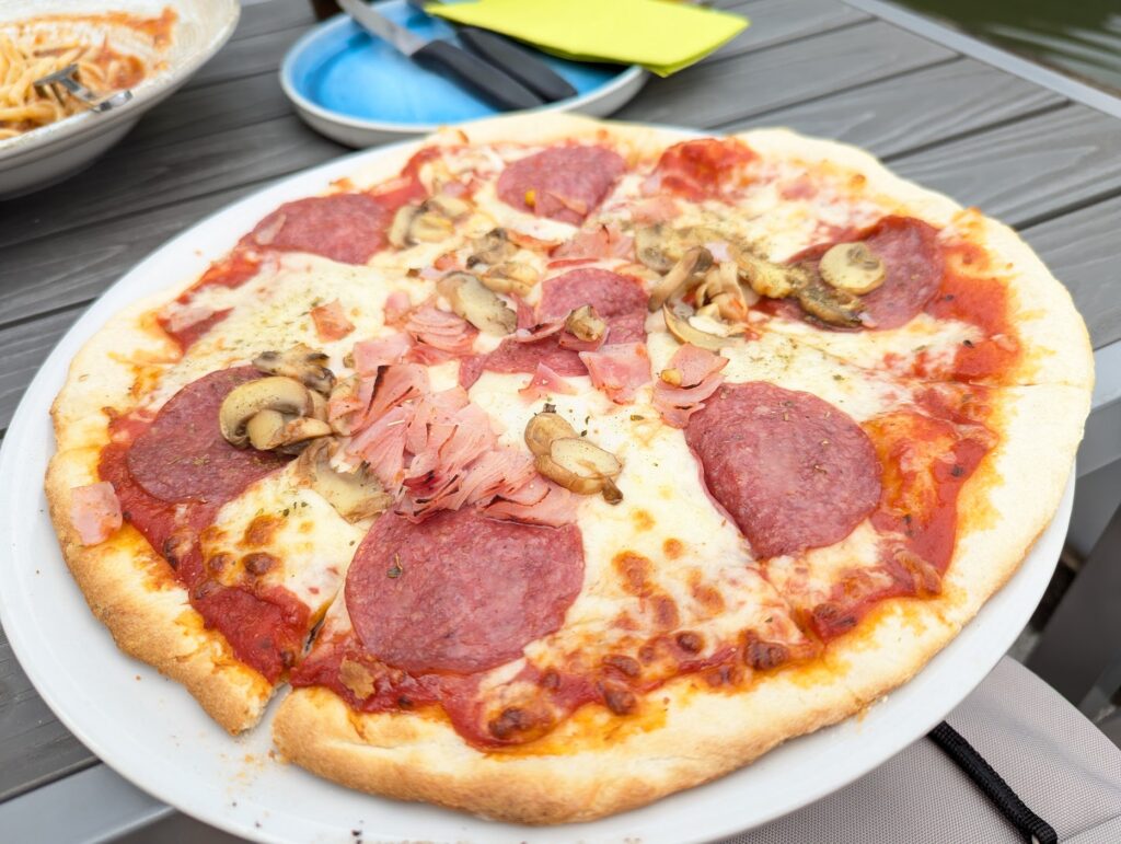 Seecafe Hallstatt pizza Salami, prosciutto